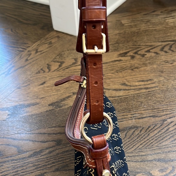 Dooney and Bourke Original design mid sized handbag - Picture 3 of 6